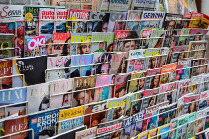 Novine i časopisi na kiosku u Austriji. Novine i časopisi na kiosku u Austriji. Sedmični i mjesečni magazini na štandu.