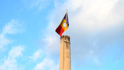 Zastava rumunjske revolucije Zastava rumunjske revolucije na spomeniku. Rumunija.