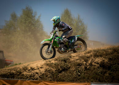 Motocross utrka Vozač cross motora tokom trke. Motocross trka. Takmičenje u vožnji cross motora.