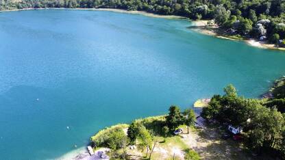 Boračko jezero, Bosna i Hercegovina Leži na sjeveroistočnom podnožju planine Prenj, na nadmorskoj visini 397 m. Sa zapada ga okružuju strmi i šumoviti visovi Crne gore (1343 m), a s istoka Tranjine (1055 m).