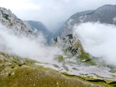 Planina u magli Planina u magli, snimak dronom. Oblačan dan u planinama. Litice i stijene.