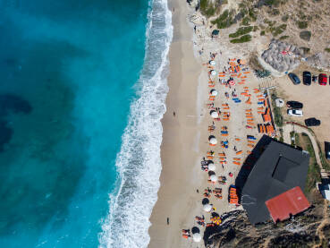 Pješčana plaža i more ljeti Pješčana plaža i more ljeti, snimak dronom. Ležaljke i suncobrani.