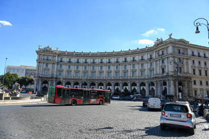 Rim, Italija: Piazza della Repubblica. Rim, Italija: Historijske zgrade na trgu. Piazza della Repubblica. Ljudi i automobili na ulici. Trg u gradu.