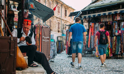 Turisti u Mostaru Turisti šetaju kroz Mostar
