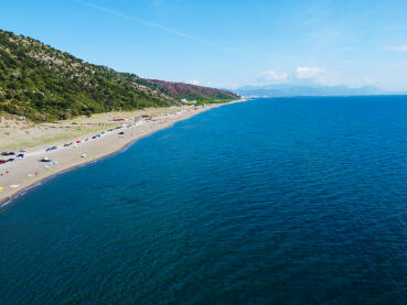 Pješčana plaža i more, snimak dronom. Pješčana plaža i more, snimak dronom. Obala i more u Albaniji.