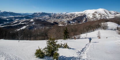 Planinski vrhovi Čovjek i pogled na planine.