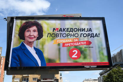 Gordana Siljanovska-Davkova, predsjednica Sjeverne Makedonije. Gordana Siljanovska-Davkova, predsjednica Sjeverne Makedonije. Reklamni pano sa prvom predsjednicom S. Makedonije u historiji države. Članica VMRO-DPMNE.