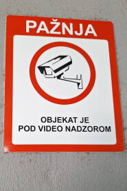 Znak: Objekat je pod video nadzorom.