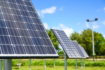 Solarni paneli Solarni paneli. Proizvodnja čiste obnovljive energije od sunca. Fotonaponske solarne ćelije. Proizvodnja električne energije.