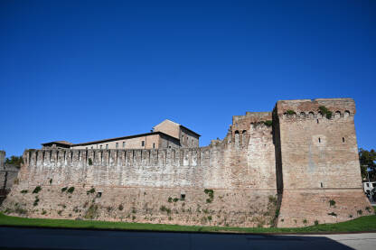 Rimini, Italija: Stari dvorac Rimini, Italija: Staro utvrđenje u centru grada. Castle Sismondo. Historijski zidovi i zgrade.
