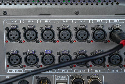 Audio ulazi i izlazi na profesionalnoj mikseti Audio ulazi i izlazi na profesionalnoj miks konzoli. XLR ulazi na miks pultu. Analogna mikseta u studiju.