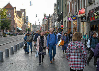 Amsterdam, Nizozemska: Grupa ljudi šeta gradom. Amsterdam, Nizozemska: Grupa ljudi šeta gradom.