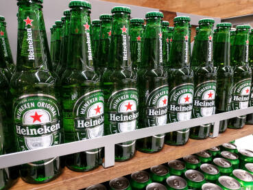 Boce Heineken piva na policama supermarketa. Boce Heineken piva na policama supermarketa.