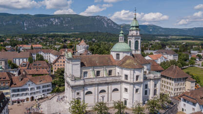 Katedrala Sv. Ursusa Solothurn Katedrala Sv. Ursusa u Solothurnu, Švajcarska. Fotografisano dronom