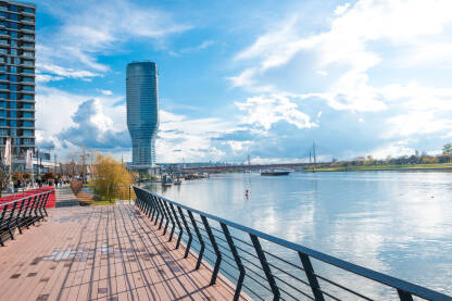 Beograd na vodi Beograd na vodi sa pogledom na Kulu Beograd i Most na Adi u daljini, te rijeku Savu. Moderni je i savremeni poslovno-stambeni i turistički kompleks u Beogradu.