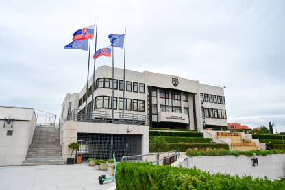 Bratislava, Slovačka: Nacionalno vijeće Slovačke Republike sa slovačkim i zastavama Evropske unije, Bratislava. Zgrada slovačkog parlamenta.