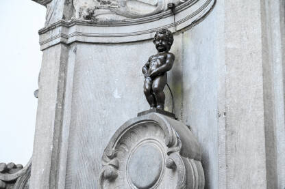 Manneken Pis, simbol Brisela. Poznata znamenitost. Bronzana skulptura na fontani u centru grada. Brussels.