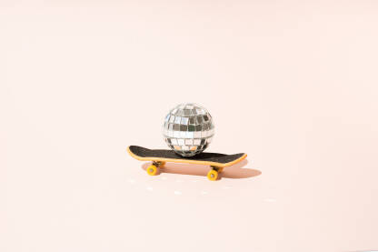 Disko kugla na skateboardu Disko kugla na skateboardu.
