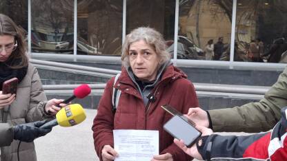 Snežana Jagodić Vujić, predsjednica Ekološkog udruženja "Eko put" iz Bijeljine daje izjave medijima ispred zgrade Narodne skupštine u Banjoj Luci