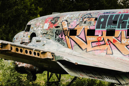 Avion Douglas C47, aerodrom Željava Slika aviona Douglas C47 koji se nalazi na samom ulazu u kompleks aerodroma Željava.