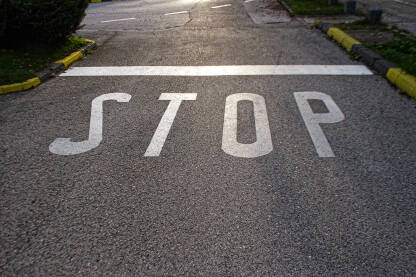 Saobraćajna signalizacija.
Znak koji simbolizira zaustavljanje i oprez.