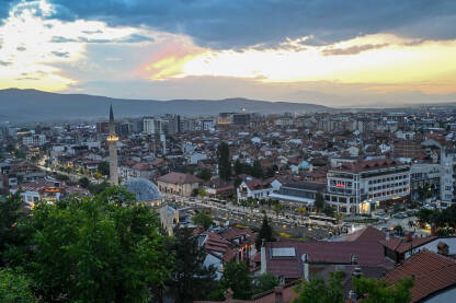Prizren, Kosovo: Panoramski pogled na grad. Prizren, Kosovo: Panoramski pogled na grad. Zgrade, ulice i kuće u starom gradu.