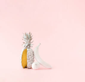 Ananas i drugo voće Svježi ananas, banana i limun obojeni u bijelu boju.