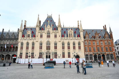 Bruges, Belgija: Zgrade i ljudi u centru grada Bruges, Belgija: Zgrade u centru grada. Ljudi šetaju gradom.