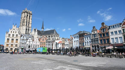 Mechelen, Belgija, centar grada Mechelen, Belgija: Zgrade u centru grada. Ljudi šetaju ulicom.