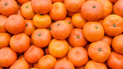 AK1_9408 Svježe mandarine na pijaci. Kutije pune zrelih mandarina u supermarketu. Voće. Sočna mandarina na štandu u trgovini.