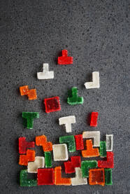 Tetris od žele kockica Popularna igra Tetris napravljena od žele kocke.