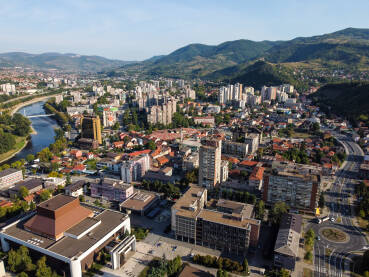 Zenica, Bosna i Hercegovina Zenicu, Bosna i Hercegovina, snimak dronom. Zgrade, ulice, parkovi i stambene kuće. Centar grada Zenice, pogled odozgo. Gradski pejzaž.