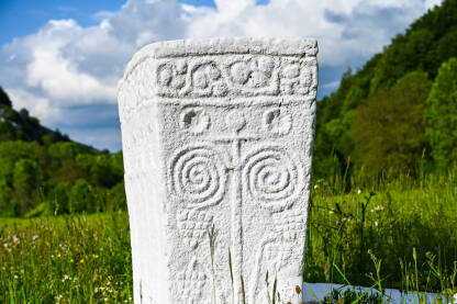 Srednjovjekovni stećak u selu Jezero, Kalinovik, Bosna i Hercegovina Ukrašeni stećak na planini. Nekropola stećaka. Stećak je monumentalni srednjovjekovni nadgrobni spomenik.