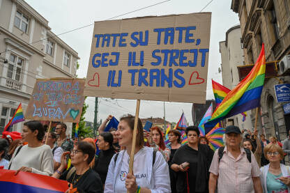 Bh. povorka ponosa 2023 Natpis "Tate su tate, gej ili strejt ili trans" na Povorci ponosa u Sarajevu, 24. jun 2023. Građani BiH nose zastave duginih boja i transparente.