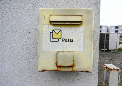 Staro poštansko sanduče Staro poštansko sanduče na zgradi.