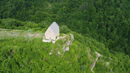 Bobovac, Kraljeva Sutjeska Bobovac je najznačajniji i najbolje utvrđeni grad u srednjovjekovnoj Bosni podignut na strmoj, stubastoj stijeni južnih padina planinskoga masiva Dragovskih i Mijakovskih poljica iznad ušća Mijakovske