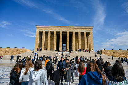 Ankara, Turska: Ljudi ispred mauzoleja Anitkabir. Ankara, Turska: Ljudi ispred mauzoleja Anitkabir. Anıtkabir je počivalište Mustafe Kemala Ataturka. Atatürk je bio osnivač Republike Turske.