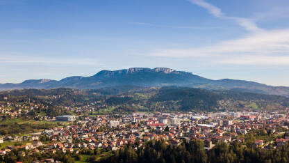 Panoramski pogled na Pale i planinu Romaniju.