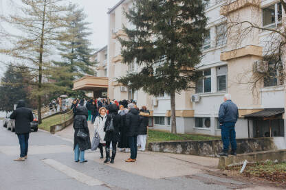 Protest ispred bolnice u Brčkom Protest zdravstvenih radnika zbog loših uslova rada u brčanskom zdravstvu