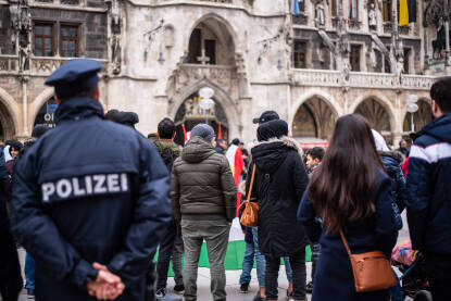 Policajac u Minhenu Policajac prati okupljene na protestu