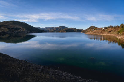 Jezero Zaovine, Bajina Bašta Jezero Zaovine je kristalno čisto planinsko jezero nastalo na rijeci Rzav, opština Bajina Bašta u Srbiji, a krase ga brojni zalivi, modro-zelena boja vode, i guste četinarske šume na obali.