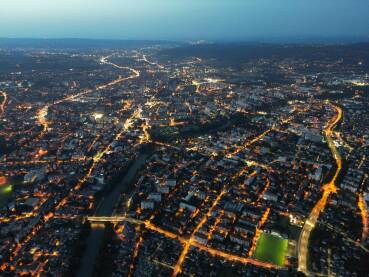Noćna panorama Banjaluke Panoramski snimak Banje Luke u vrijeme sutona. Pogled na naselja Obilićevo, Starčevicu, Kočićev Vijenac, centar grada, dok se u daljini pogled pruža do Lazareva i severnih predgrađa. U donjem desnom uglu je osvijetljeni stadion FK Naprijed