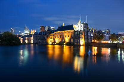 Kompleks Binnenhof u Hagu, Holandija Den Haag, Nizozemska. Kompleks Binnenhof u centru grada Haaga. Gotički dvorac i jezero noću.