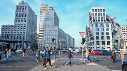Berlin, Njemačka Berlin, Njemačka. Grupa ljudi prelazi ulicu na gradskom trgu.