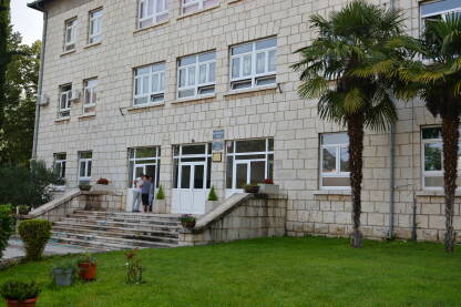 Osnovna škola Stolac, dvije škole pod jednim krovom Primjer dvije škole pod jednim krovom u Stocu.