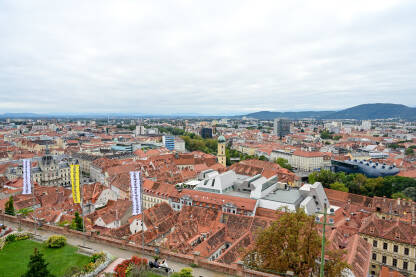 Panoramski pogled na Grac, Austrija Graz, Austrija: Panoramski pogled na grad. Zgrade, kuće, ulice i crveni krovovi Graza. Stari grad, pogled s dvorca.