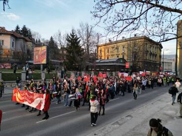 Osmomartovski marš u Sarajevu kao znak podrške ženama. "
Neformalna grupa aktivista i aktivistkinja je u Sarajevu povodom 8. marta organizovala protestni marš pod sloganom: "Ovako lijepa, a na minimalcu".