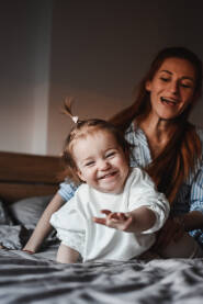 Mama i beba Jutarnja rutina mame i bebe kroz osmijeh i igru. Ljubav,sreća i radost.