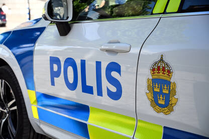 Švedsko policijsko vozilo sa oznakama. Policijski patrolni automobil u Stockholmu. Švedsko policijsko patrolno vozilo sa grbom švedske policije.