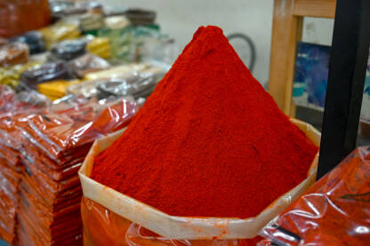 Mljevena crvena paprika. Crvena paprika. Začini na pijaci. Sušena mljevena paprika na prodaju na pijaci. Mljevena čili papričica.